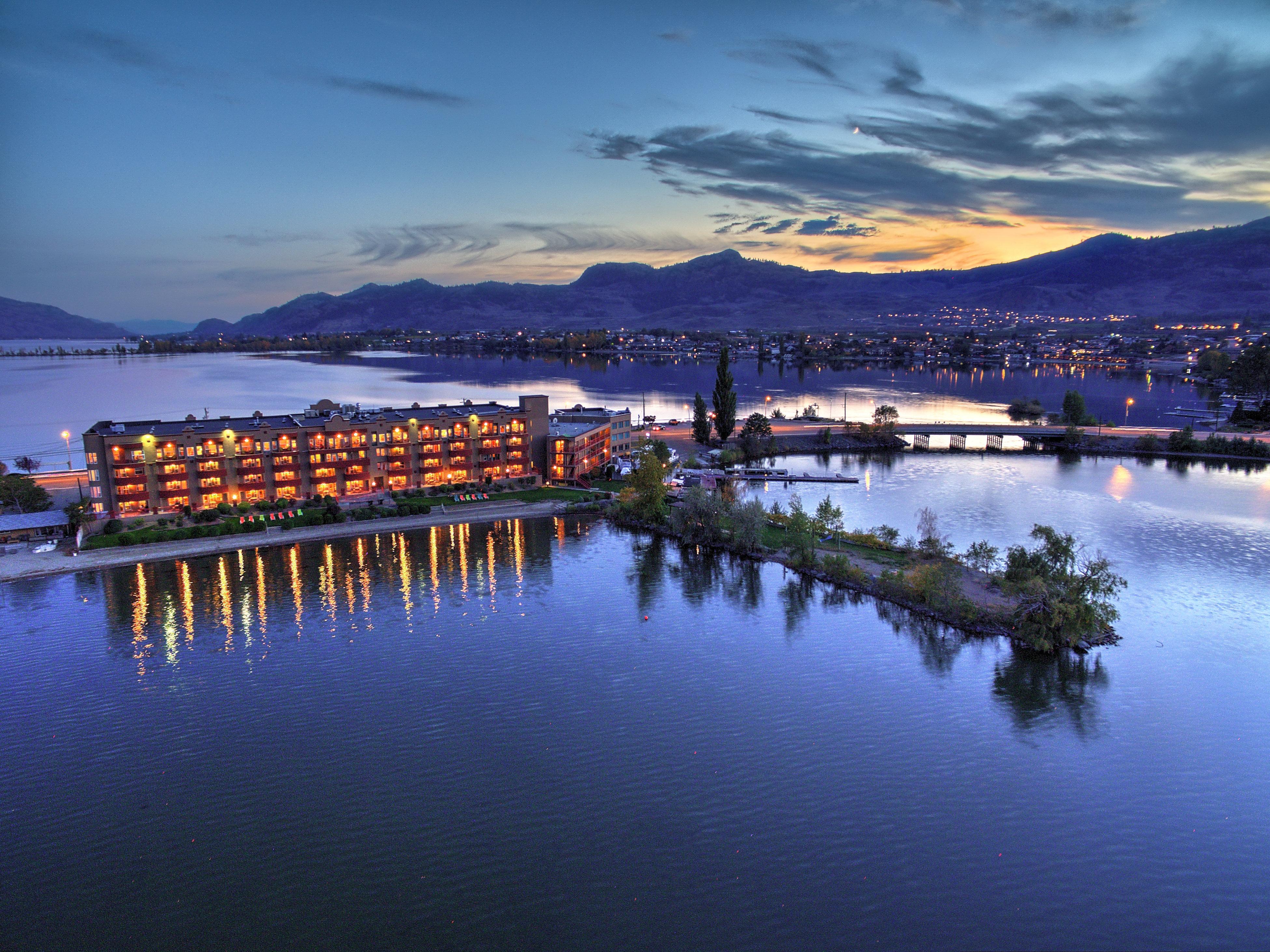 Holiday Inn Hotel & Suites Osoyoos By Ihg Exterior foto