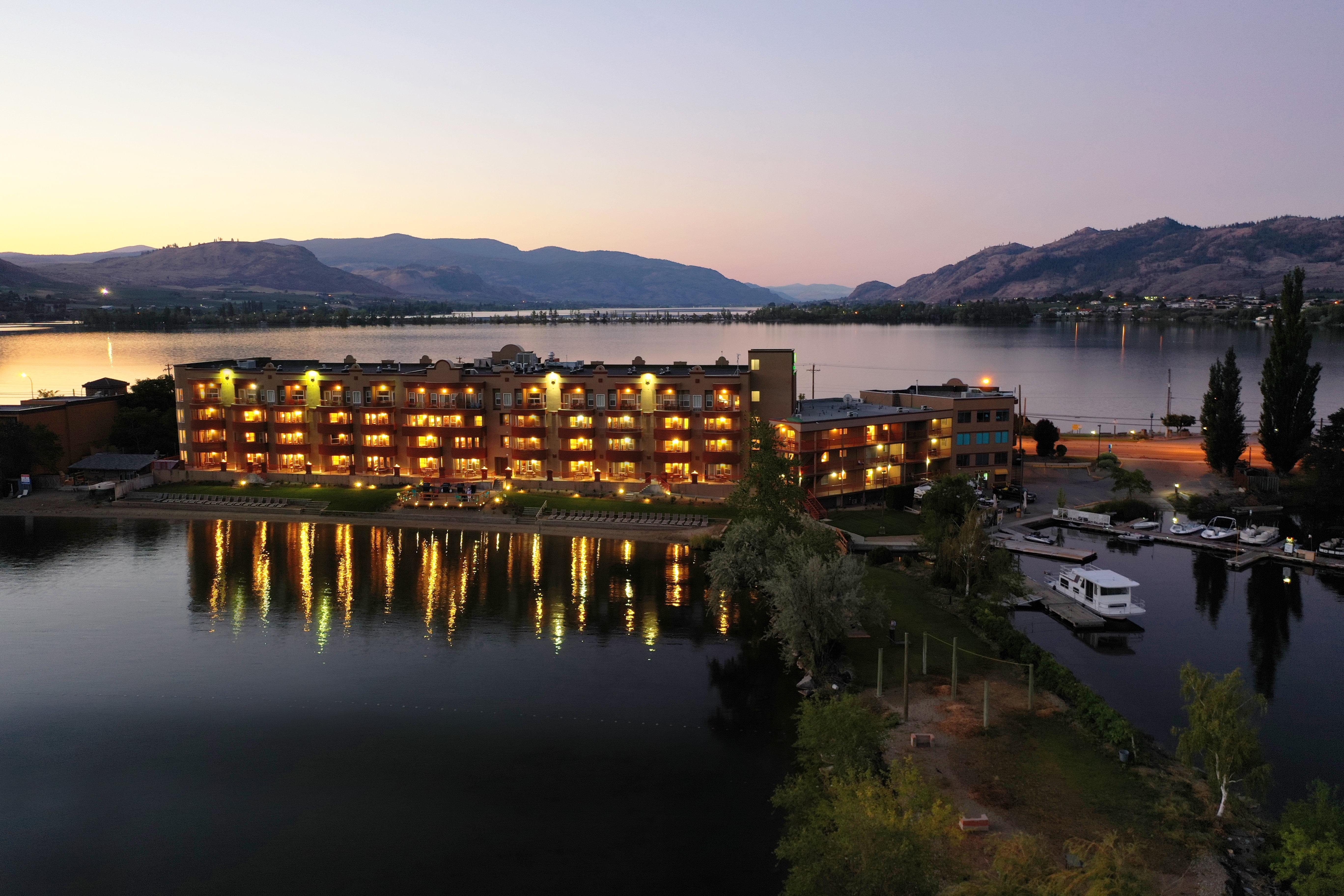 Holiday Inn Hotel & Suites Osoyoos By Ihg Exterior foto